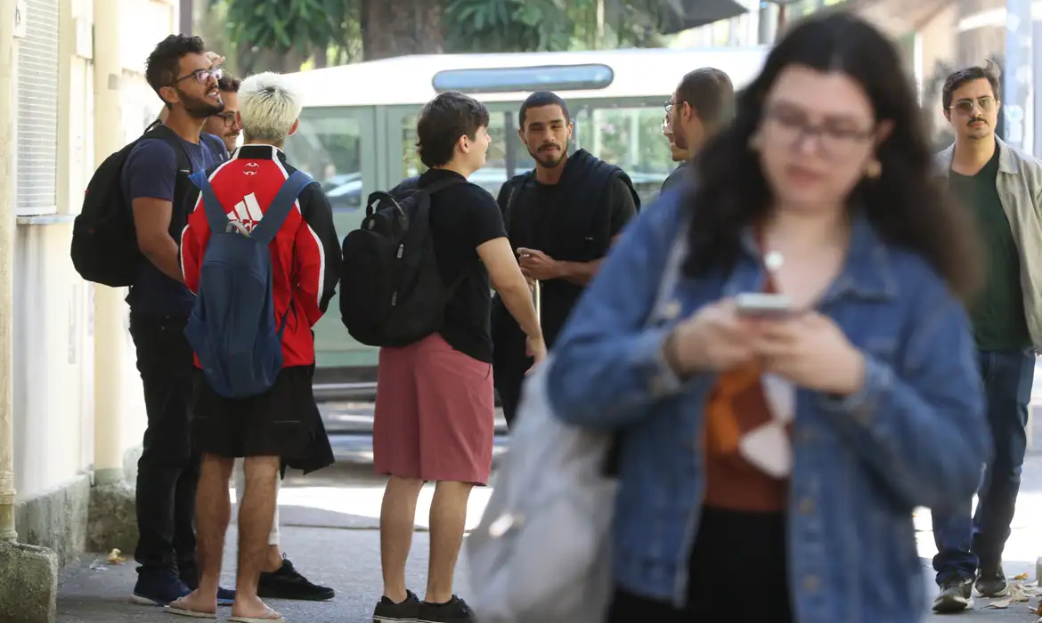 Pesquisa mostra que 70% dos jovens pede ajuda aos pais e 25% os leva para entrevistas de emprego