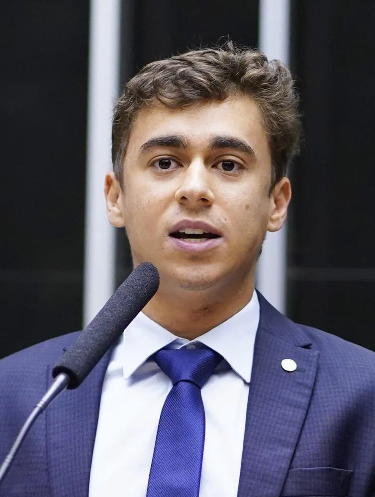 “Vivemos tempos difíceis no Brasil”, diz Nikolas Ferreira em crítica a Lula e Alexandre de Moraes no Parlamento Europeu